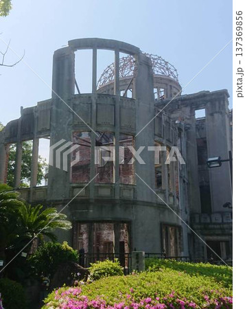 原爆ドームと青空 広島平和記念公園の世界遺産風景 原爆ドームと青空 広島平和記念公園の世界遺産風景 137369856