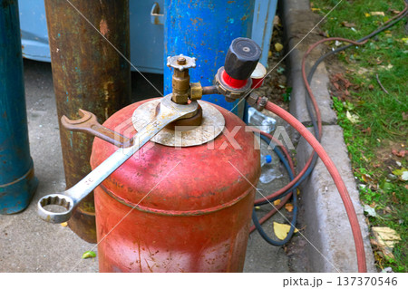 Cylinders with flammable gas and oxygen for welding and cutting metal Cylinders with flammable gas and oxygen for welding and cutting metal 137370546