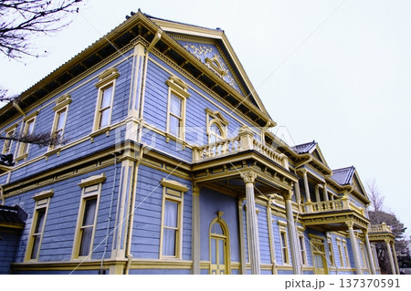 函館・元町エリアの象徴 ブルーグレーと黄色の美しい旧函館区公会堂 137370591