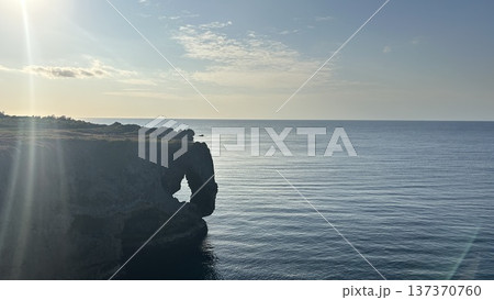 沖縄 万座毛 象の鼻 夕陽 断崖絶壁 日光 恩納村 沖縄 万座毛 象の鼻 夕陽 断崖絶壁 日光 恩納村 137370760