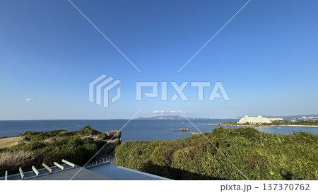 沖縄　万座毛　象の鼻　恩納村　断崖絶壁　水平線 137370762