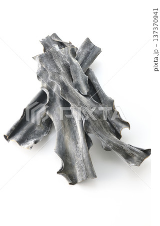 乾燥昆布のみを白背景で撮影 137370941