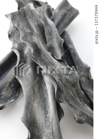 乾燥昆布のみを白背景で撮影 137370944