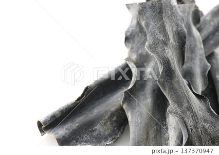 乾燥昆布のみを白背景で撮影 137370947