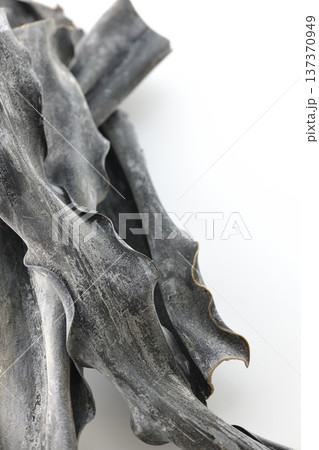 乾燥昆布のみを白背景で撮影 137370949