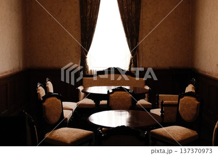 大正ロマン漂う洋館の書斎 黒電話と古い帳簿が並ぶデスク 137370973