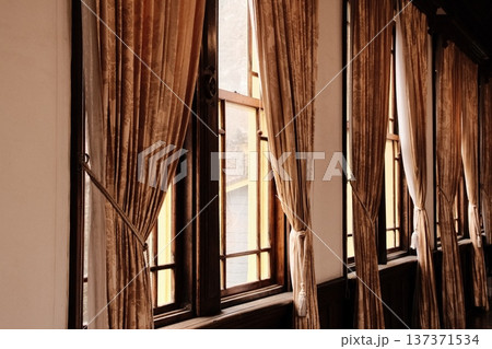 歴史的建造物の内装 落ち着いた光が差し込むレトロな窓辺のテクスチャ 137371534