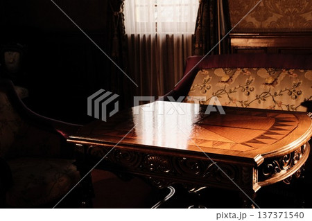 明治・大正ロマンの薫り漂う貴賓室 静寂に包まれた洋館の室内 137371540