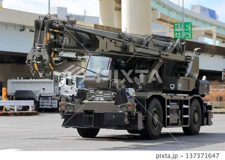 ラフテレーンクレーン（自走式クレーン） 137371647