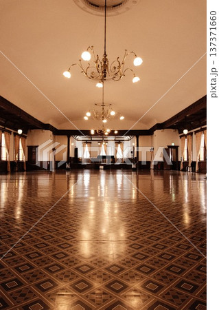 北海道 函館 旧函館区公会堂の豪華な大広間とシャンデリア 北海道 函館 旧函館区公会堂の豪華な大広間とシャンデリア 137371660