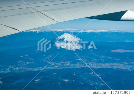 機窓から見る雪を被った富士山と南アルプス 機窓から見る雪を被った富士山と南アルプス 137371905