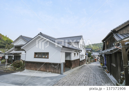 鍋島焼の窯元が集まる大川内山の町並み 鍋島焼の窯元が集まる大川内山の町並み 137371906