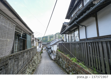 鍋島焼の窯元が集まる大川内山の町並み 137371907