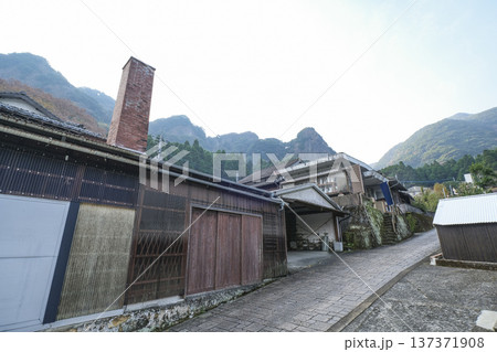 鍋島焼の窯元が集まる大川内山の町並み 鍋島焼の窯元が集まる大川内山の町並み 137371908