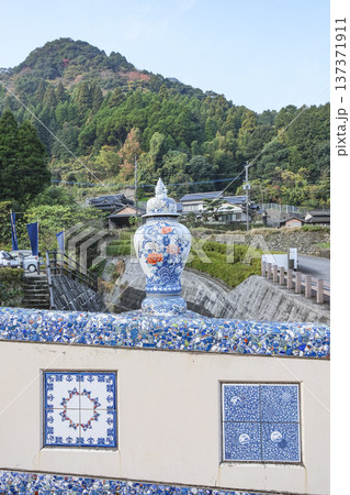 大川内山の伊万里川に架かる鍋島藩窯橋 大川内山の伊万里川に架かる鍋島藩窯橋 137371911