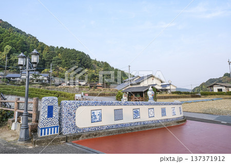 大川内山の伊万里川に架かる鍋島藩窯橋 大川内山の伊万里川に架かる鍋島藩窯橋 137371912