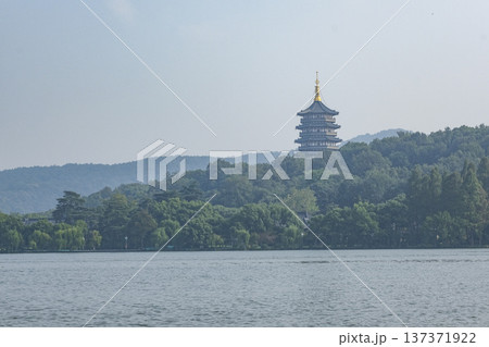 世界遺産である西湖を巡る遊覧船から見る雷峰塔 世界遺産である西湖を巡る遊覧船から見る雷峰塔 137371922