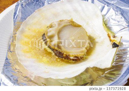 知床羅臼産のホタテ貝の浜焼き 137371928