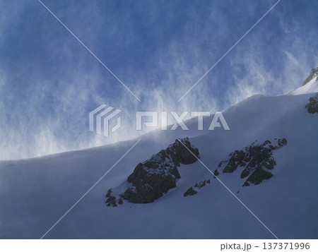 舞い上がる雪煙 137371996