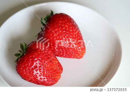 白い皿に乗ったイチゴ 白い皿に乗ったイチゴ 137372035