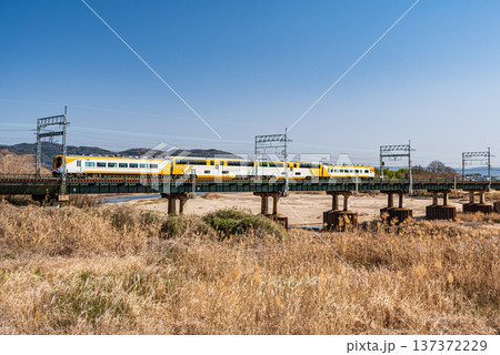 木津川に架かる近鉄京都線の鉄橋を渡る近鉄特急　京都府京田辺市　城陽市 137372229