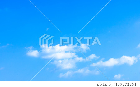 青空と雲のシンプルなイメージ風景 137372351