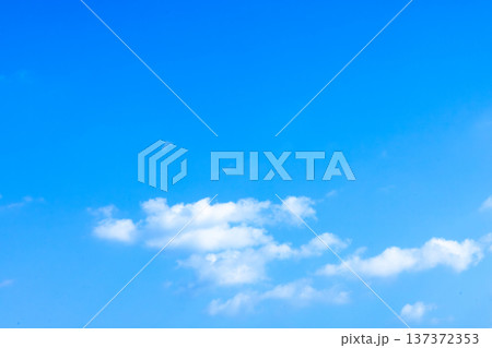 青空と雲のシンプルなイメージ風景 青空と雲のシンプルなイメージ風景 137372353