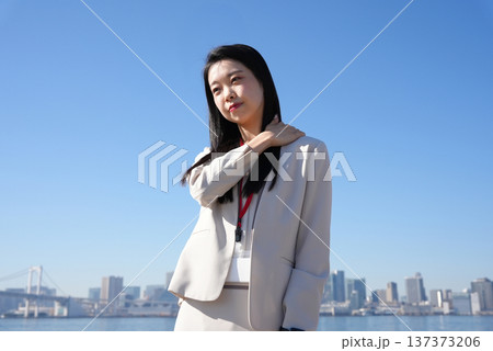 疲れた様子の若いビジネスウーマン 137373206