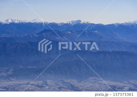 伊那前岳付近から望む富士山と塩見岳 137373361
