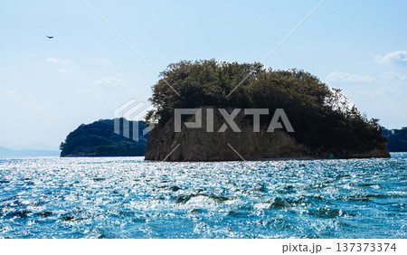 瀬戸内海に浮かぶ香川県小豆島に満潮時のエンジェルロード 137373374