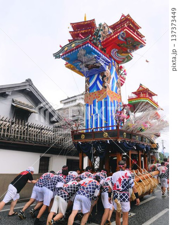 日田祇園祭の風景　山鉾を押す祭り人　（大分県） 137373449