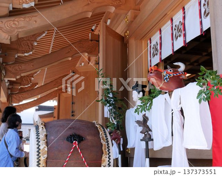 おんだまつりの日　阿蘇神社に飾れる田植え人形（熊本県阿蘇市） 137373551