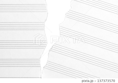 破いた空白の楽譜のテクスチャ。白背景の切り抜き素材 137373570