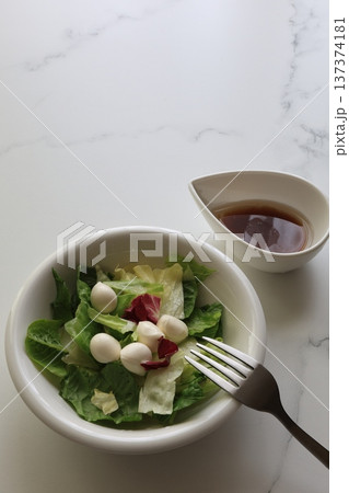 サラダ 137374181