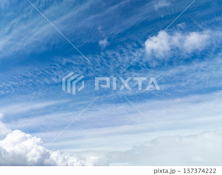 High-altitude sky with delicate cloud patterns over a soft horizon 137374222