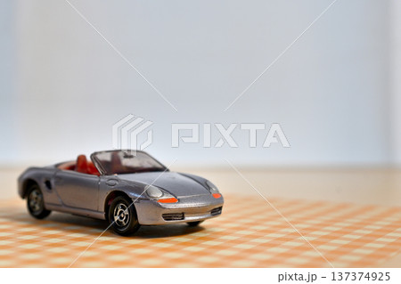 オープンカーのミニカー オープンカーのミニカー 137374925