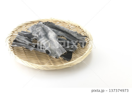 笊に乗っている乾燥昆布を白背景で撮影 137374973
