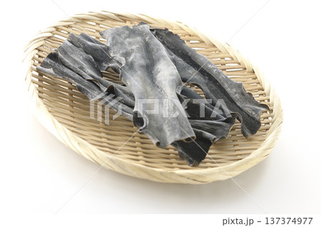笊に乗っている乾燥昆布を白背景で撮影 137374977