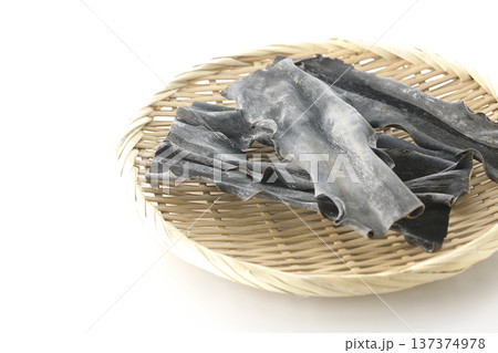 笊に乗っている乾燥昆布を白背景で撮影 137374978