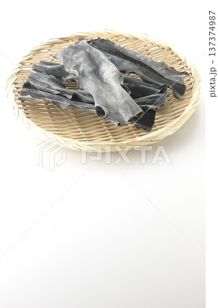 笊に乗っている乾燥昆布を白背景で撮影 137374987