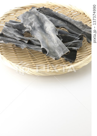 笊に乗っている乾燥昆布を白背景で撮影 笊に乗っている乾燥昆布を白背景で撮影 137374990
