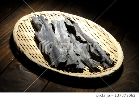 笊に乗っている乾燥昆布 137375062