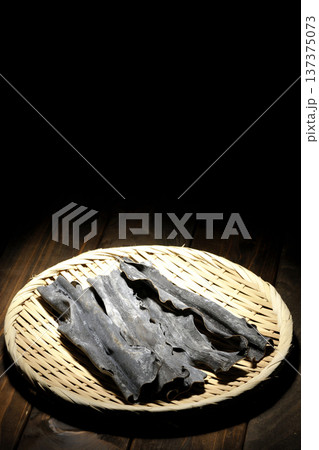 笊に乗っている乾燥昆布 137375073