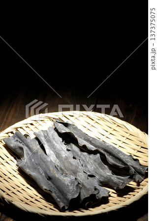 笊に乗っている乾燥昆布 笊に乗っている乾燥昆布 137375075
