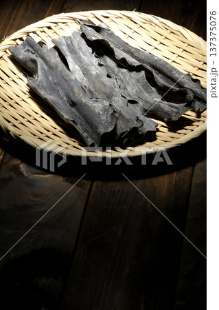 笊に乗っている乾燥昆布 137375076