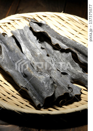 笊に乗っている乾燥昆布 笊に乗っている乾燥昆布 137375077