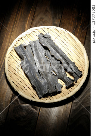 笊に乗っている乾燥昆布 137375083