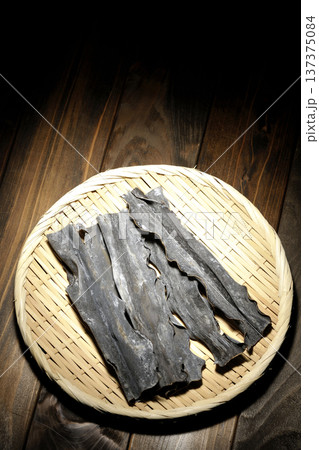 笊に乗っている乾燥昆布 笊に乗っている乾燥昆布 137375084