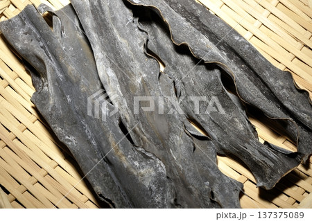 笊に乗っている乾燥昆布 137375089
