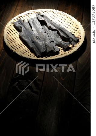 笊に乗っている乾燥昆布 137375097